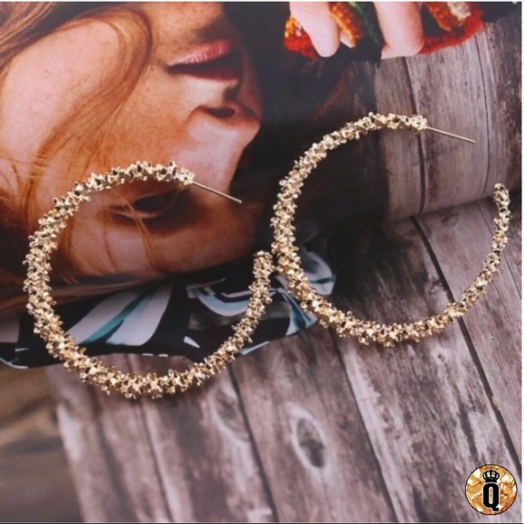 Jewelry - ⚜️[𝟯/$𝟮𝟴]⚜️Big Golden Hoop Fancy Earrings New